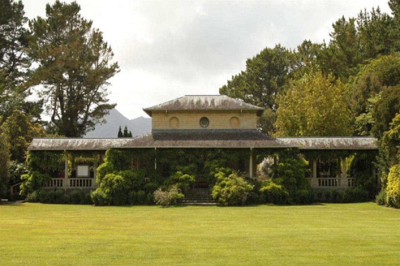 Park Hostel *